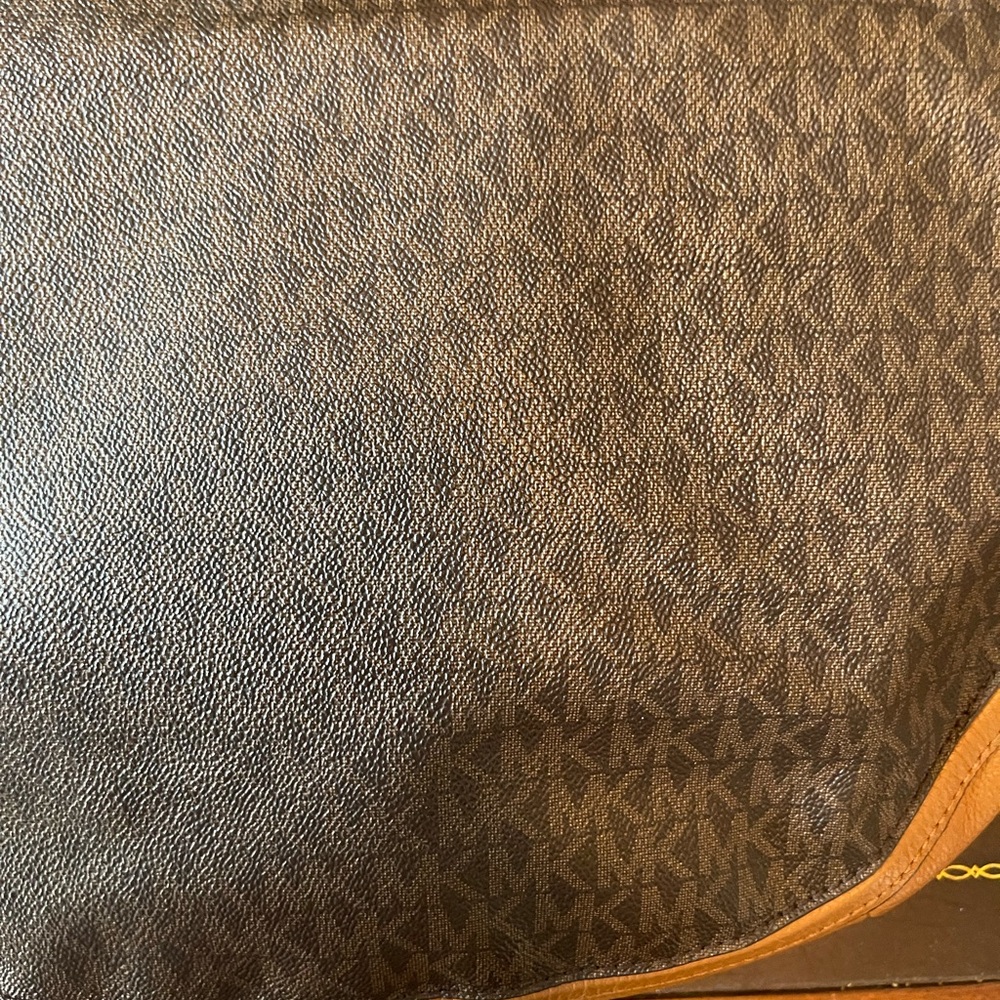 Michael Kors - Picture 3 of 7